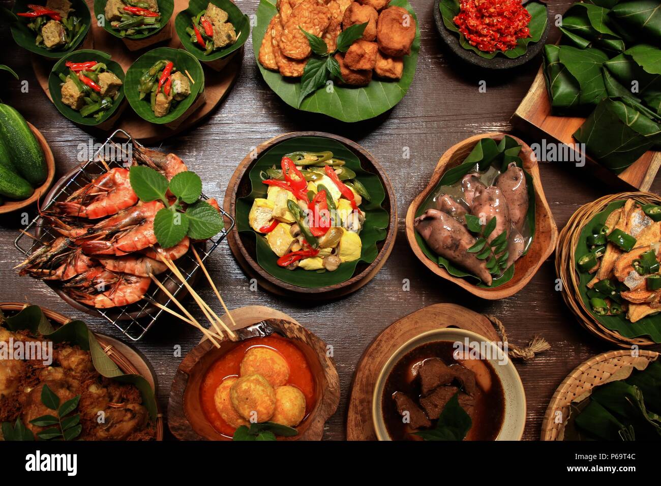 Nasi Jamblang, la firma piatto di riso da Cirebon, West Java. Riso al vapore in foglie di teak parcel servito con abbondanza di piatti laterali. Foto Stock