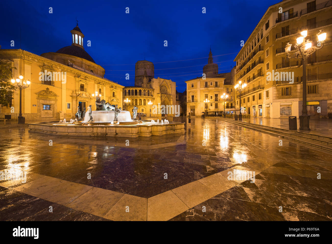 Fontana Rio Turia il quadrato della Santa Vergine Maria, Cattedrale di Valencia, la Basilica della Virgen indifesi di notte a Valencia in Spagna. Foto Stock