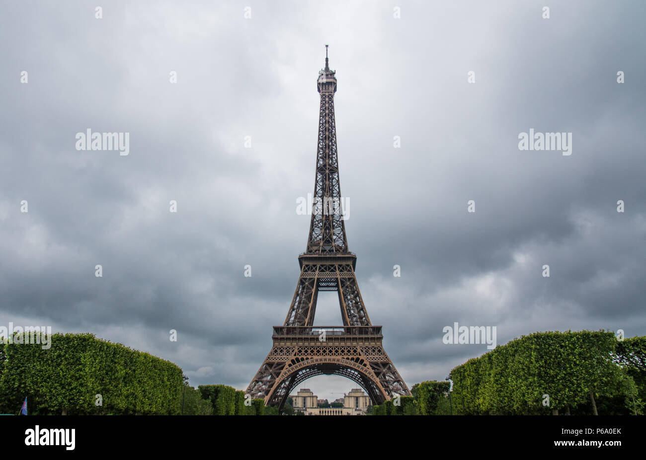 La Torre Eiffel sotto un cielo nuvoloso nel giugno 2018, Parigi, Francia, Europa. Foto Stock