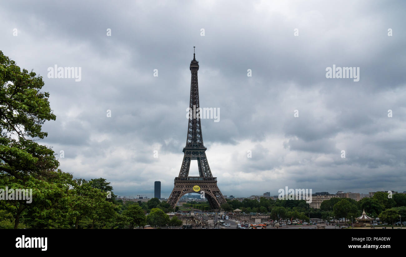 La Torre Eiffel sotto un cielo nuvoloso nel giugno 2018, Parigi, Francia, Europa. Foto Stock