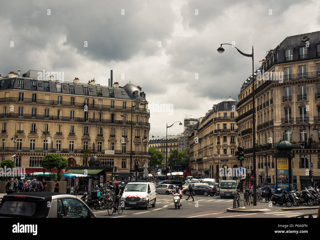 Appartamento a Parigi edifici nell'Haussmann-style circondano una strada trafficata in Parigi, Francia. Foto Stock