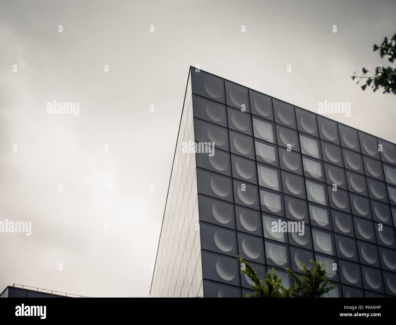 L'angolo di OKKO hotel. Moderna architettura futuristica a Porte de Versailles di Parigi in Francia. Foto Stock