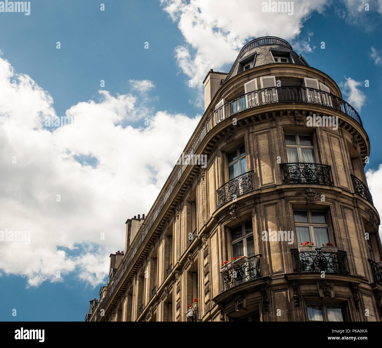 Tipica parigina Haussmann-edificio di appartamenti in stile nel centro della città di Parigi, Francia. Foto Stock