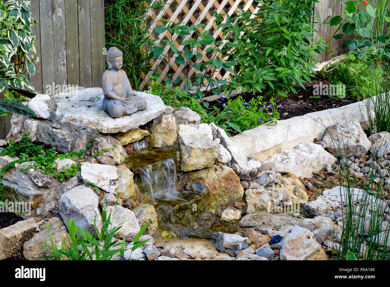 Un fai-da-te scomparendo fontana e giardino zen prevede un cortile oasi di pace e serenità in una casa vicino a Austin, TX. Foto Stock