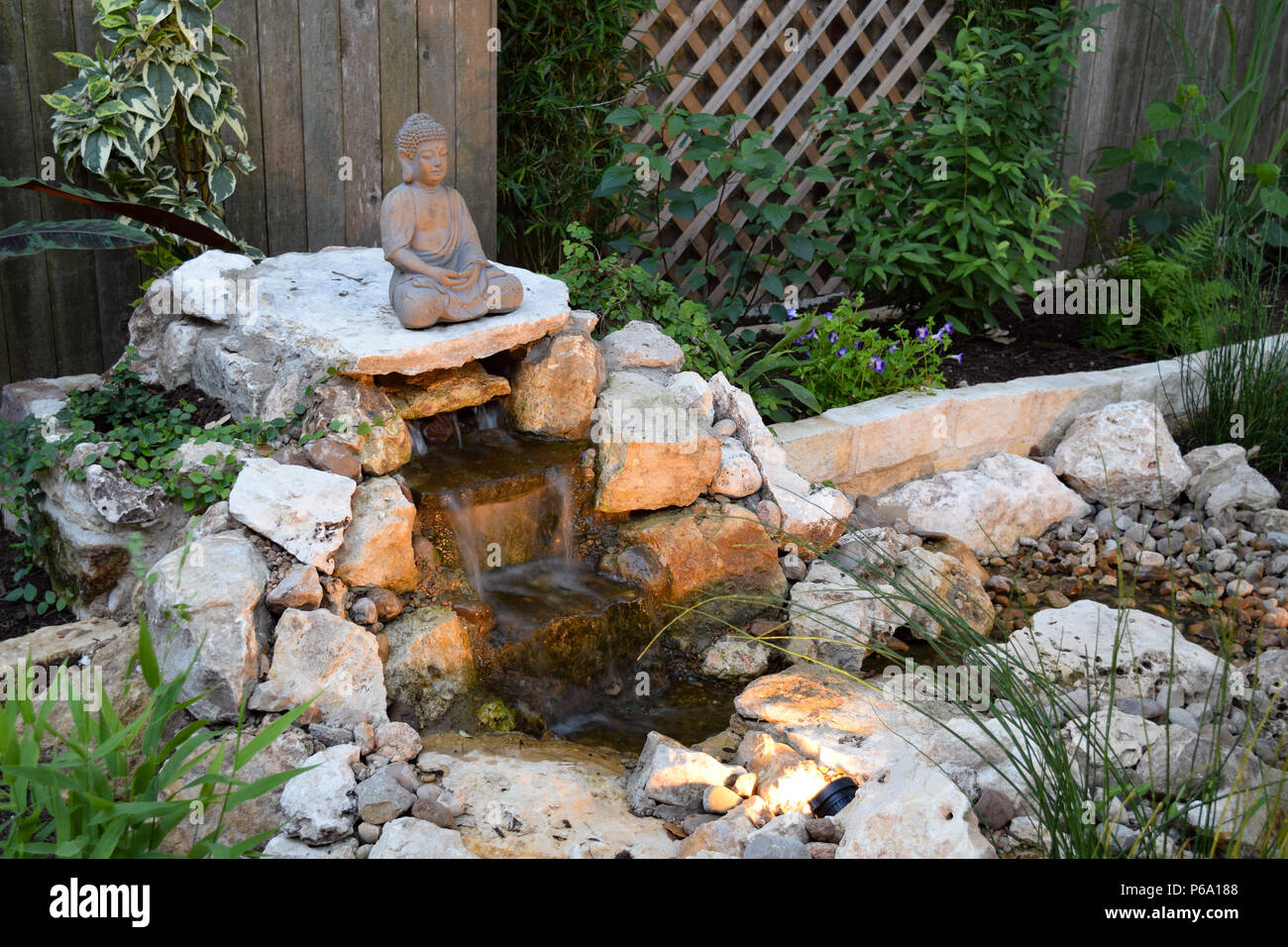 Un fai-da-te scomparendo fontana e giardino zen prevede un cortile oasi di pace e serenità in una casa vicino a Austin, TX. Foto Stock