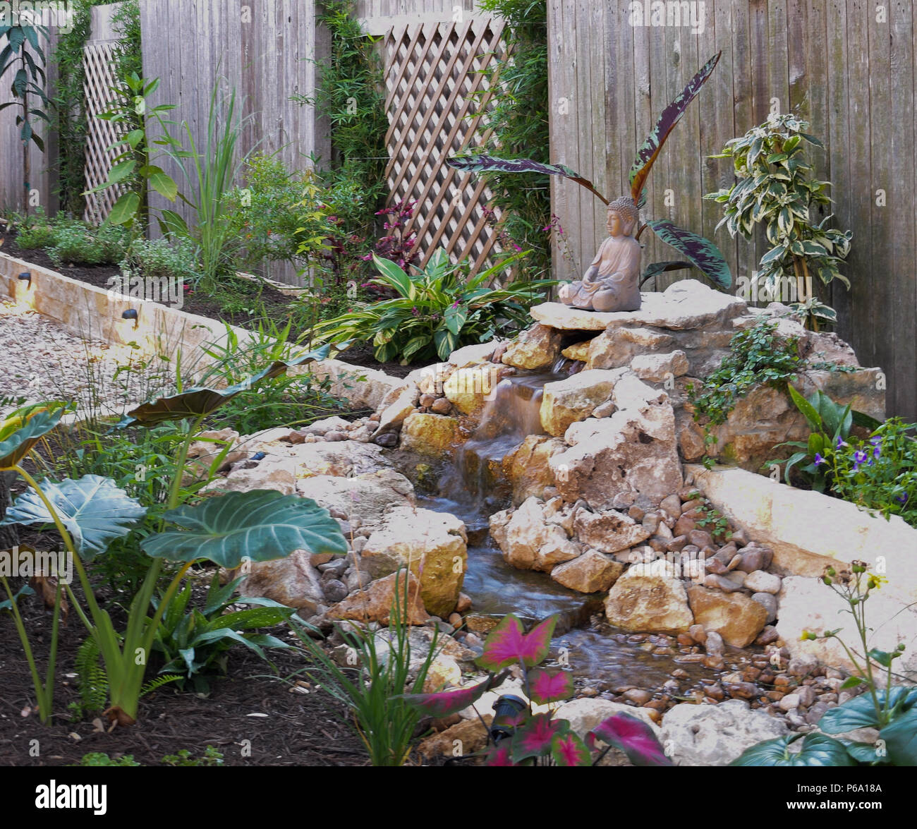 Un fai-da-te scomparendo fontana e giardino zen prevede un cortile oasi di pace e serenità in una casa vicino a Austin, TX. Foto Stock