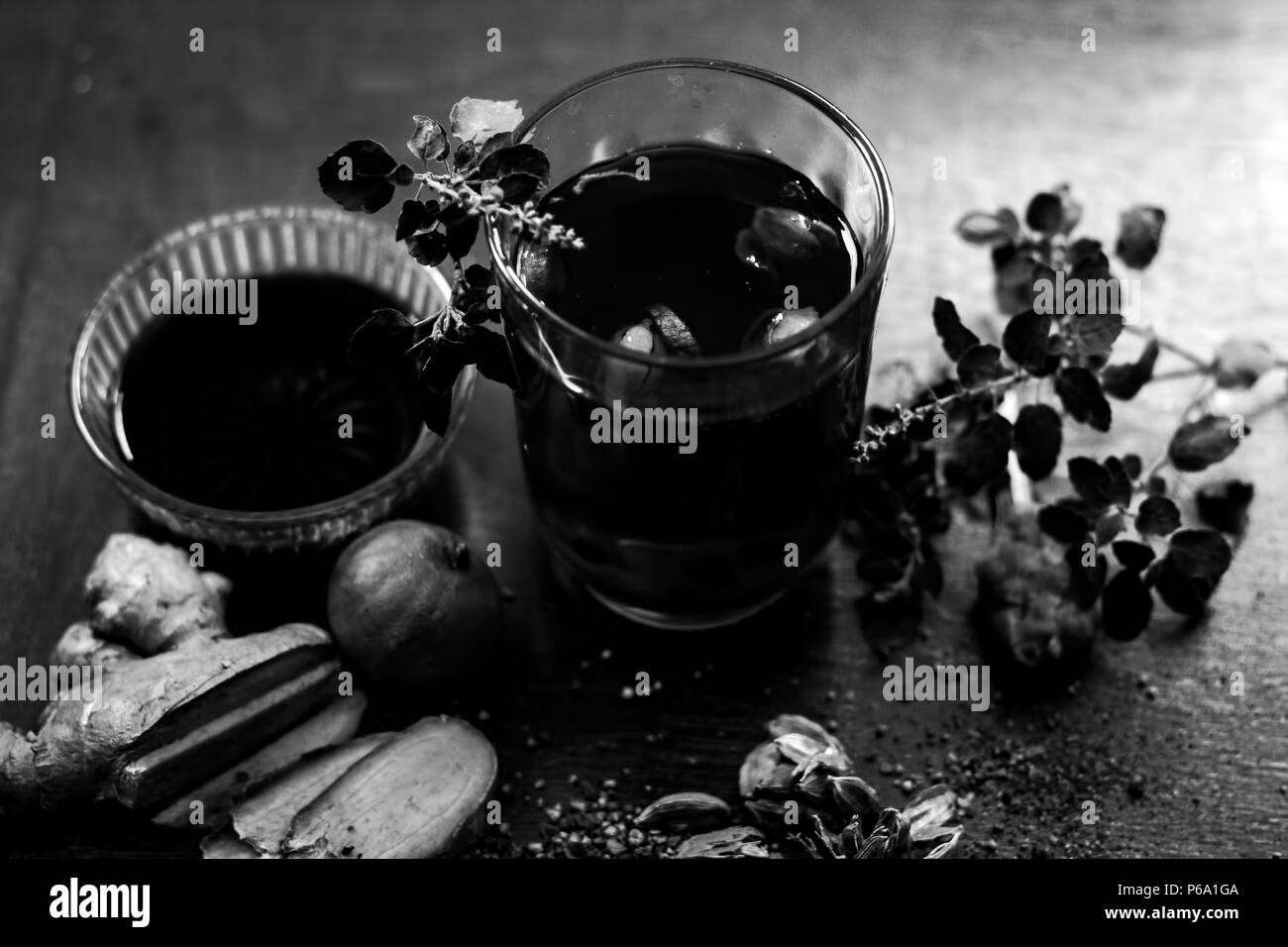 In prossimità di una tradizionale bevanda sumer cioè PANAKAM con tutti i suoi ingredienti su una superficie in legno in stile gotico scuro colori. Foto Stock