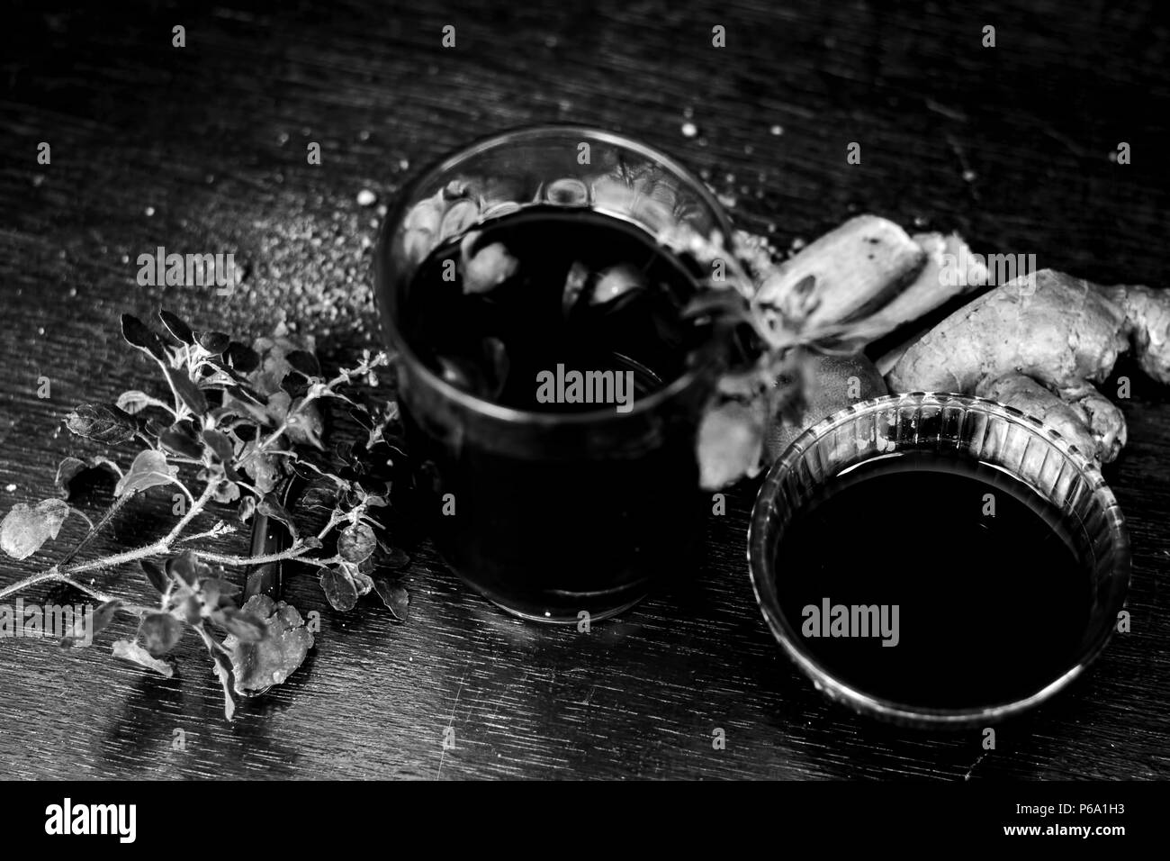 In prossimità di una tradizionale bevanda sumer cioè PANAKAM con tutti i suoi ingredienti su una superficie in legno in stile gotico scuro colori. Foto Stock