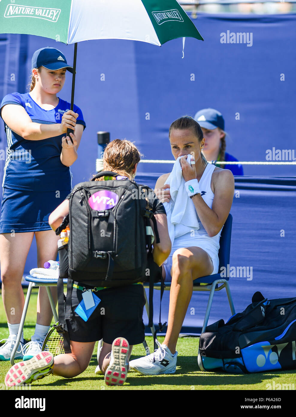 Magdalena RYBARIKOVA della Slovacchia con il physio sulla corte prima di ritirarvi male contro Su-Wei Hsieh di Taiwan durante la natura Valle torneo internazionale di tennis in Devonshire Park in Eastbourne East Sussex Regno Unito. 26 Giugno 2018 Foto Stock