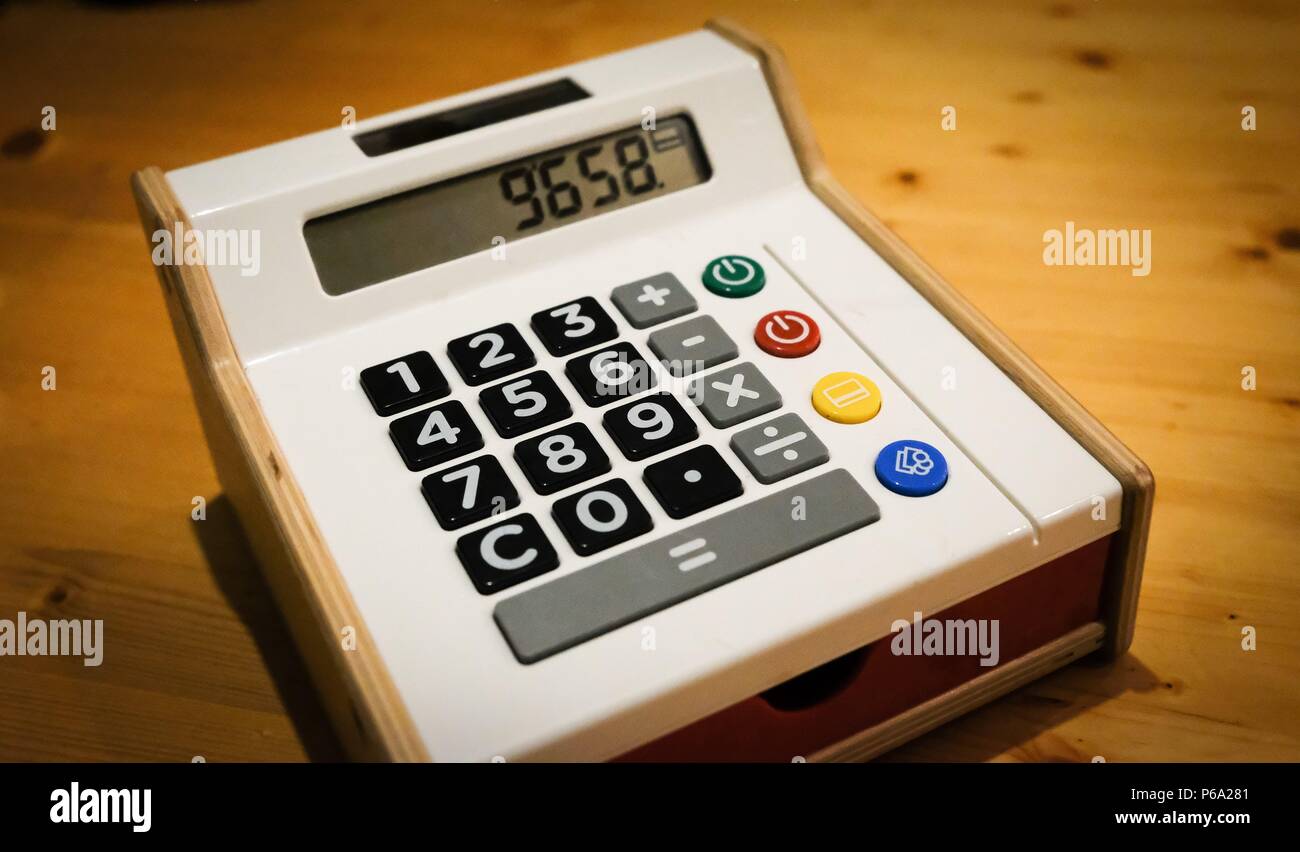 Calcolatrice display giocattolo registratore di cassa su un tavolo Foto  stock - Alamy