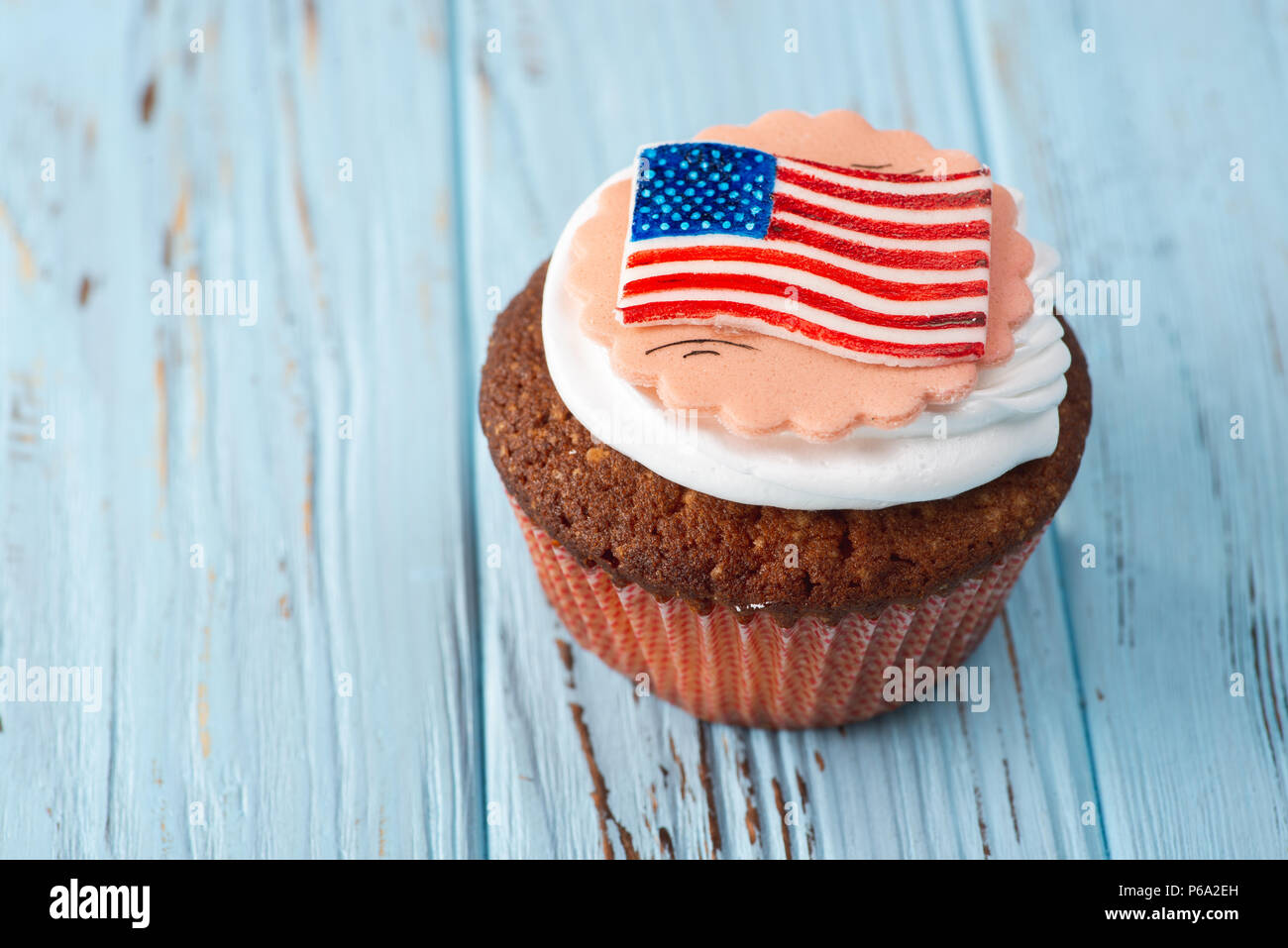 Bella americana Capcake su un tavolo blu Foto Stock