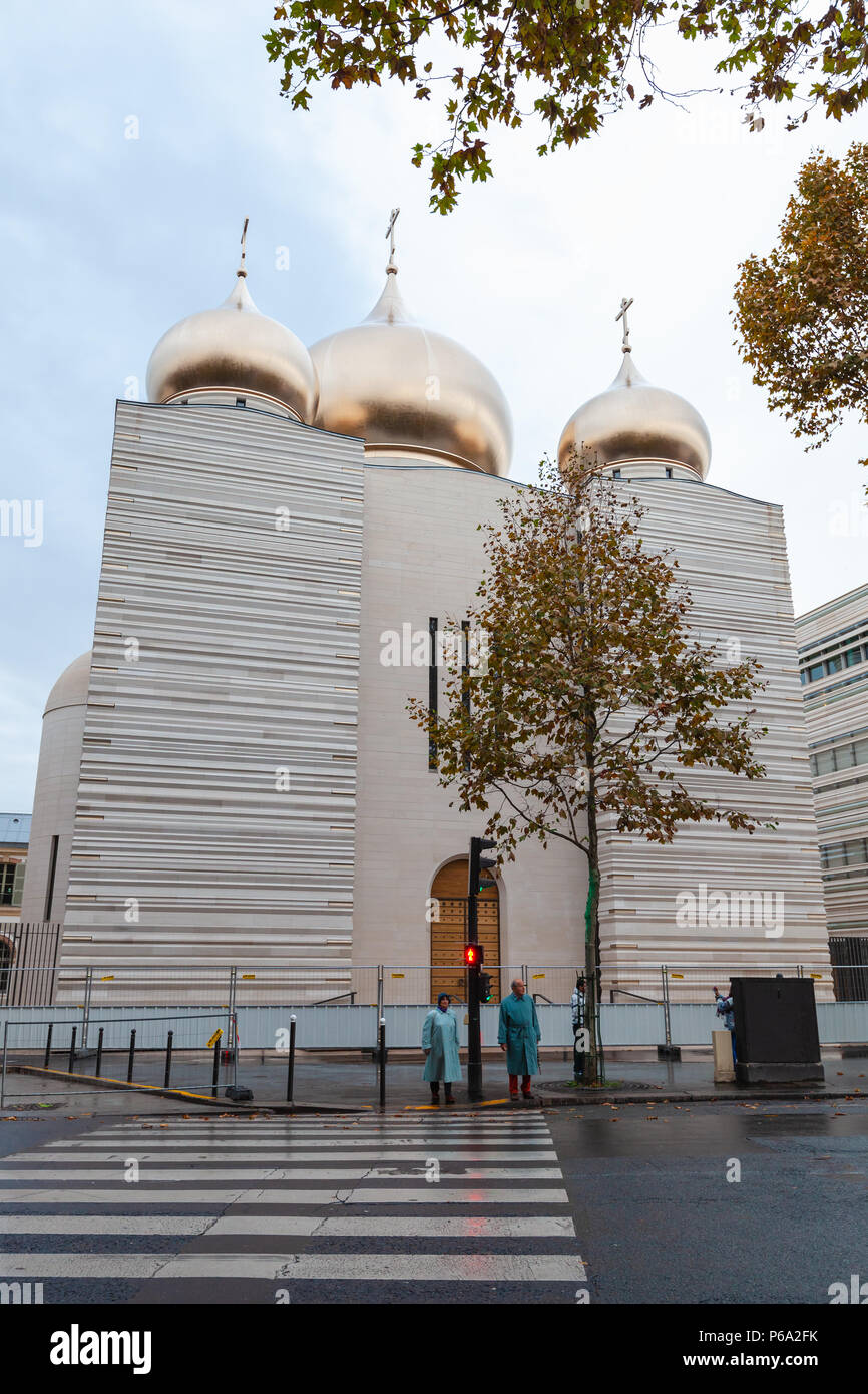 Parigi, Francia - 4 Novembre 2016: Street view con la Cattedrale della Santissima Trinità, la nuova chiesa russo-ortodossa cattedrale. La gente comune a piedi sulla strada Foto Stock