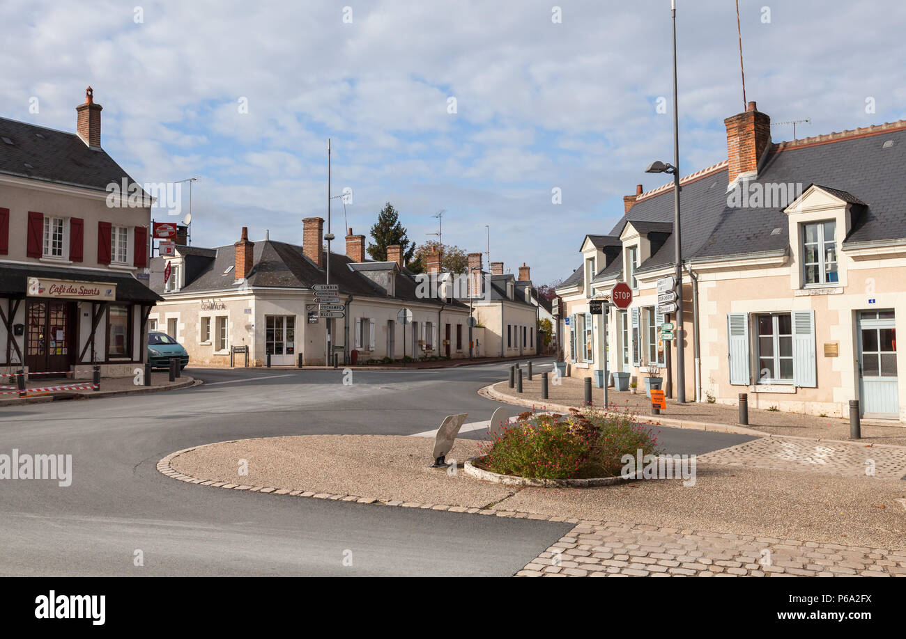 Fougeres-sur-Bievre, Francia - 6 Novembre 2016: Street View di Francese città medievale nella Valle della Loira Foto Stock