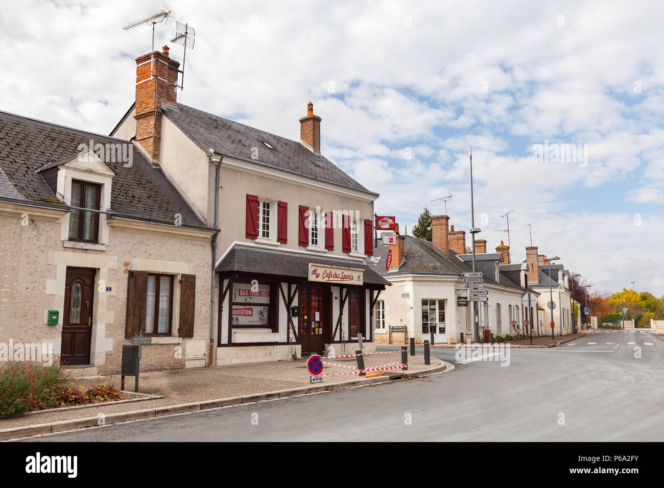 Fougeres-sur-Bievre, Francia - 6 Novembre 2016: Street view con le vecchie abitazioni di facciate. Il francese città medievale nella Valle della Loira Foto Stock