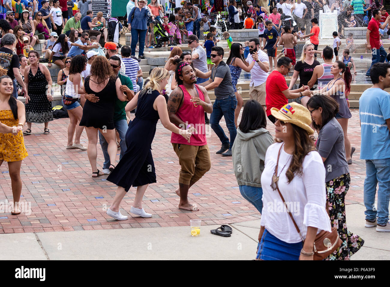 Molte coppie danza al Hola Asheville Festival, celebrare la cultura latino-americana, in Asheville, NC, Stati Uniti d'America Foto Stock