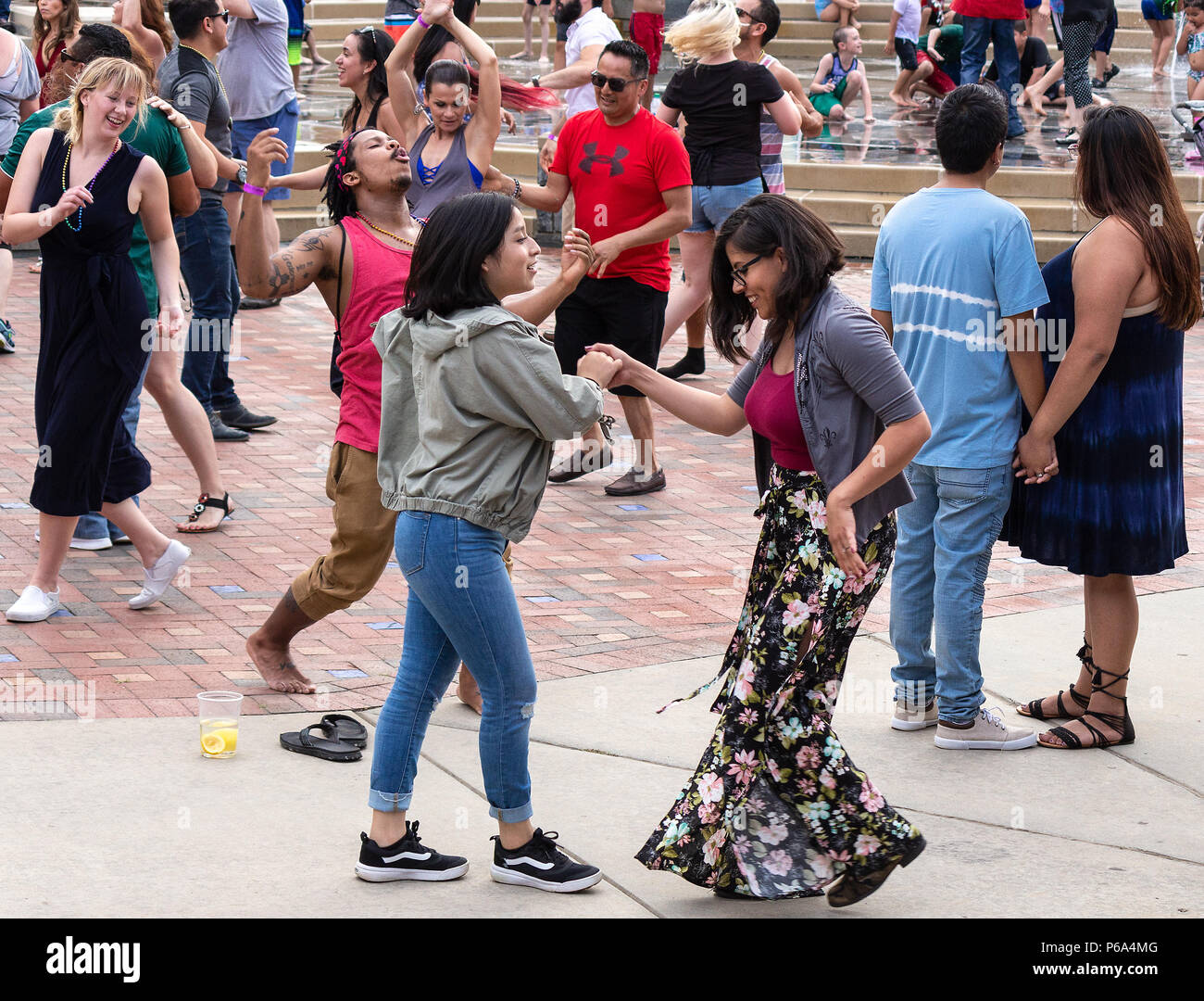 Ballo di coppia presso la hola Carolina Festival, celebrare la cultura latino-americana, inAsheville, NC, Stati Uniti d'America Foto Stock