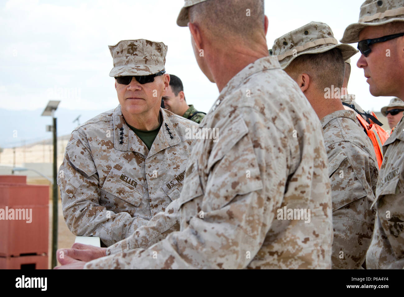 Il comandante del Marine Corps, Gen. Robert B. Neller e altri Marines osservare un esercizio a operazioni militari su terreni urbanizzati town, Marine Corps Air Ground Centro di combattimento ventinove Palms, California, 25 maggio 2016. Neller ha invitato il Capo di operazioni navali, ADM. John M. Richardson, per osservare la formazione di ottenere un migliore apprezzamento della costruzione navale durante le operazioni a terra. (U.S. Marine Corps photo by Staff Sgt. Gabriela Garcia/rilasciato) Foto Stock