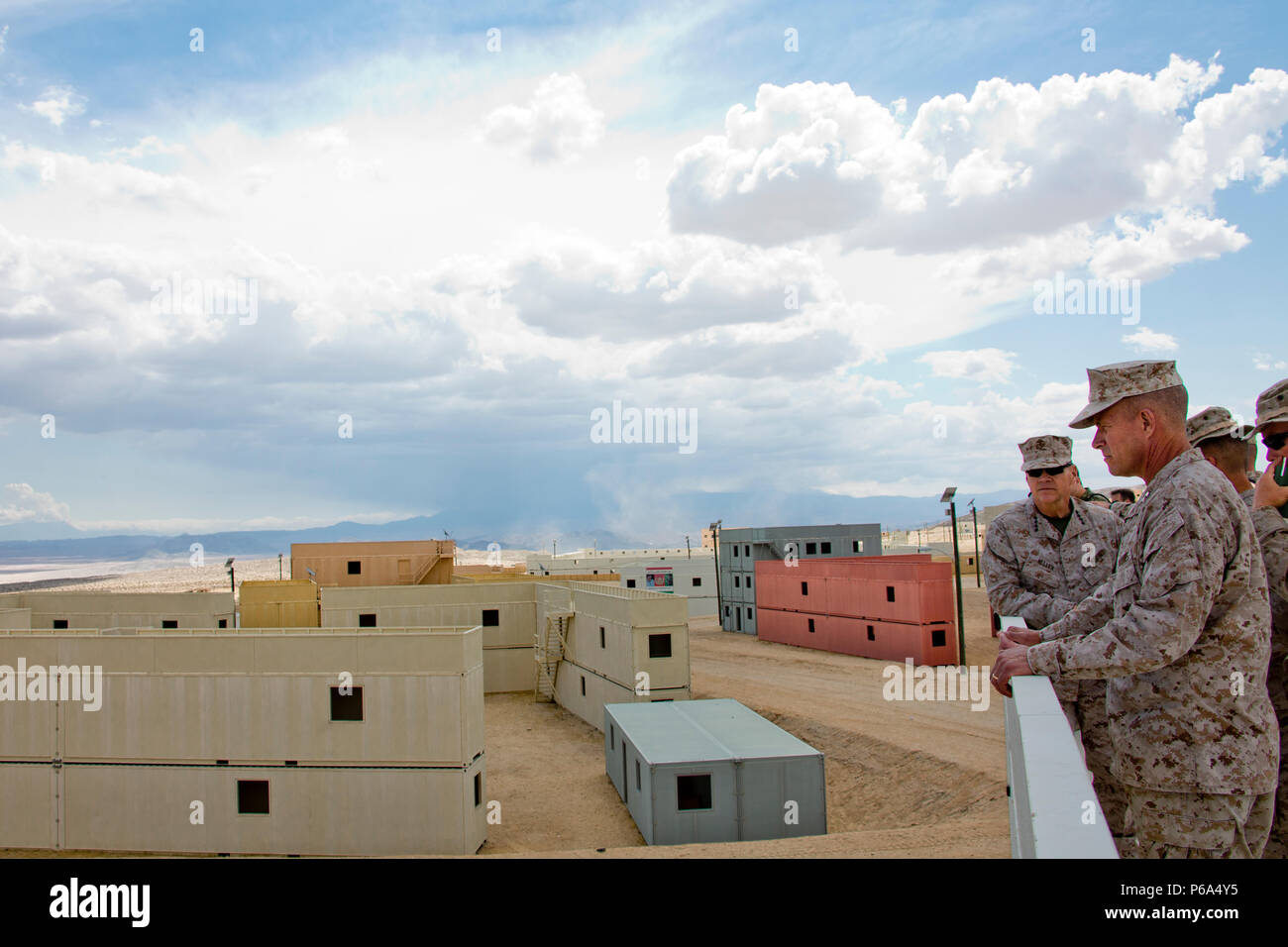 Il comandante del Marine Corps, Gen. Robert B. Neller e altri Marines osservare un esercizio a operazioni militari su terreni urbanizzati town, Marine Corps Air Ground Centro di combattimento ventinove Palms, California, 25 maggio 2016. Neller ha invitato il Capo di operazioni navali, ADM. John M. Richardson, per osservare la formazione di ottenere un migliore apprezzamento della costruzione navale durante le operazioni a terra. (U.S. Marine Corps photo by Staff Sgt. Gabriela Garcia/rilasciato) Foto Stock