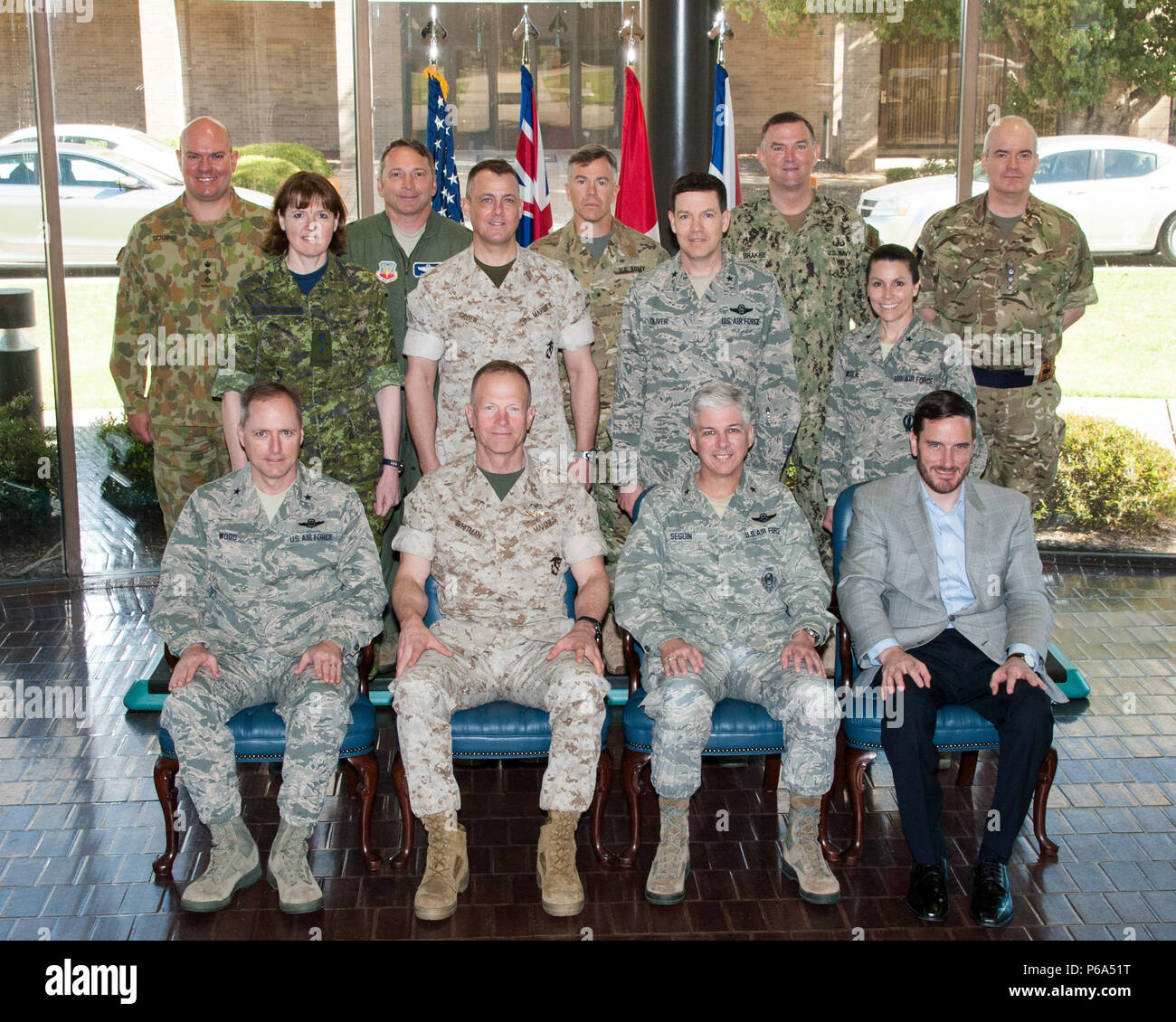 Maxwell AFB, Ala. - Senior informazioni comuni operazioni corso di applicazione (SJIOAC) Classe 16B poste per una foto di gruppo presso la Air Force Wargaming Institute, aprile 5, 2016. I partecipanti del corso da L a R in ciascuna fila sono come segue: Prima fila: brigadiere generale John M. legno (USAF); Maggiore Generale Burke W. Whitman (USMC); Brigadiere Generale Barre R. Seguin (USAF); il dott. William G. Conley. Seconda fila: brigadiere generale Frances J. Allen (Canadian Air Force); il Brigadiere Generale Michael S. Groen (USMC); generale di brigata Stephen W. Oliver, Jr. (USAF); Brigadiere Generale Pamela J. Lincoln (USAFR). 3° Foto Stock