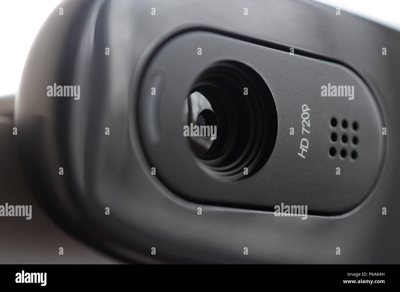 Un moderno web telecamera è montata sul corpo del monitor a schermo piatto. Dispositivo per la comunicazione video e la registrazione di video ad alta qualità . Foto Stock