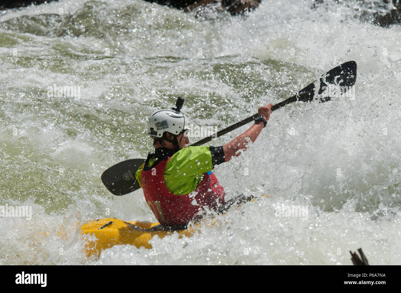 Kayak su North Fork Payette River in Jacobs scala di classe V rapida durante il 2018 North Fork campionato Foto Stock