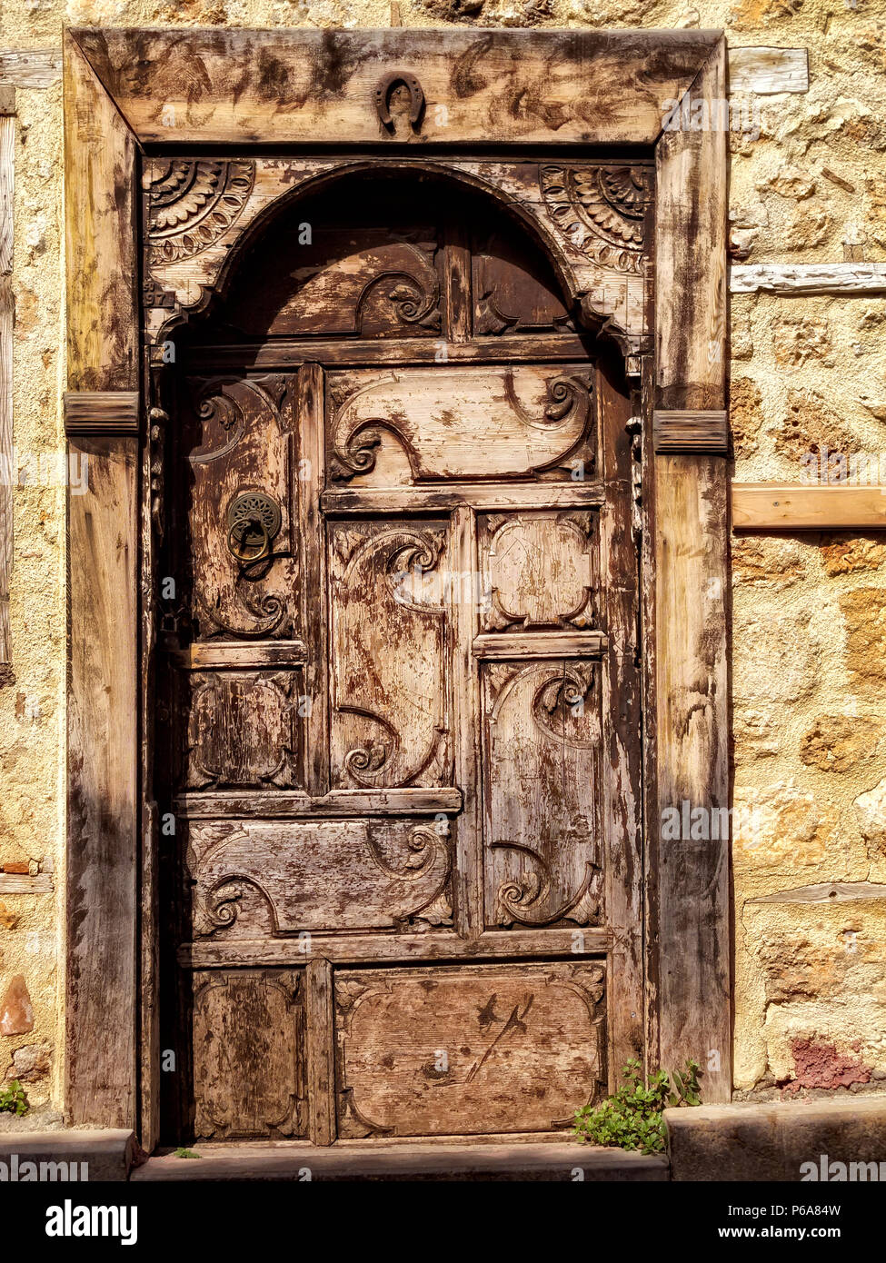Immagine ravvicinata di vecchia porta di legno a Antalya, Turchia Foto Stock