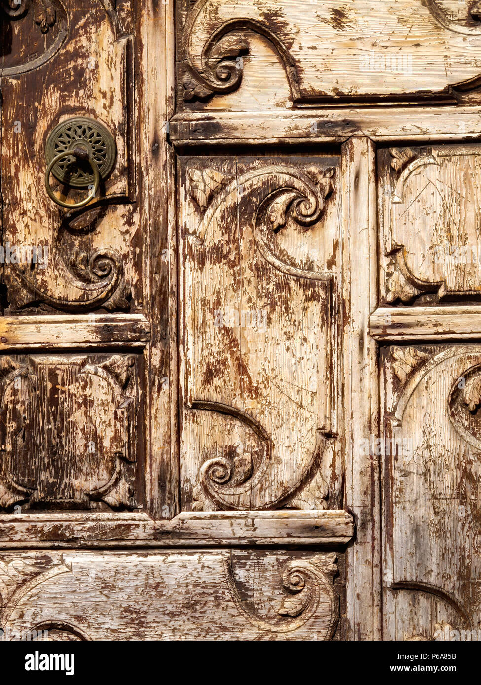 Immagine ravvicinata di vecchia porta di legno a Antalya, Turchia Foto Stock