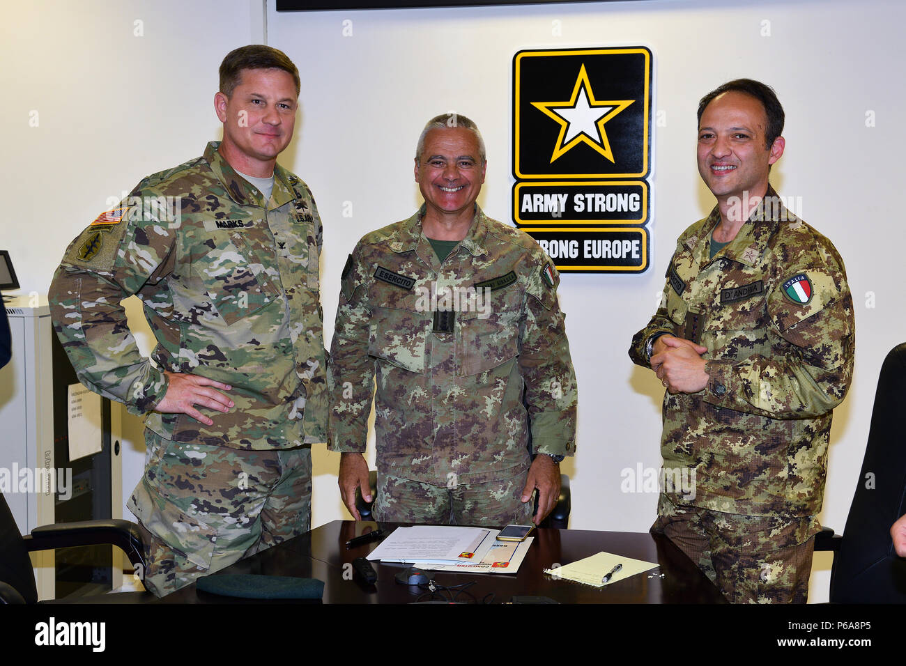 Il colonnello Steven M. segna, comandante dell'esercito degli Stati Uniti in Italia Garrison (sinistra), esercito italiano il colonnello Federico Pognant Airassa, Public Information Officer il Comando delle Forze terrestri operativa "COMFOTER" (centro), e il Colonnello Umberto D'Andria, Base Italiana Comandante Caserma Ederle (destra), durante la riunione di strategie multimediali nella Caserma Ederle, Vicenza, Italia, Maggio 31, 2016. L'esercito italiano visita U.S. Esercito, al fine di migliorare per le relazioni bilaterali e per espandere i livelli di cooperazione e la capacità del personale coinvolto nelle operazioni congiunte. (Foto di Visual Information Specialist Paolo Bovo/Release Foto Stock