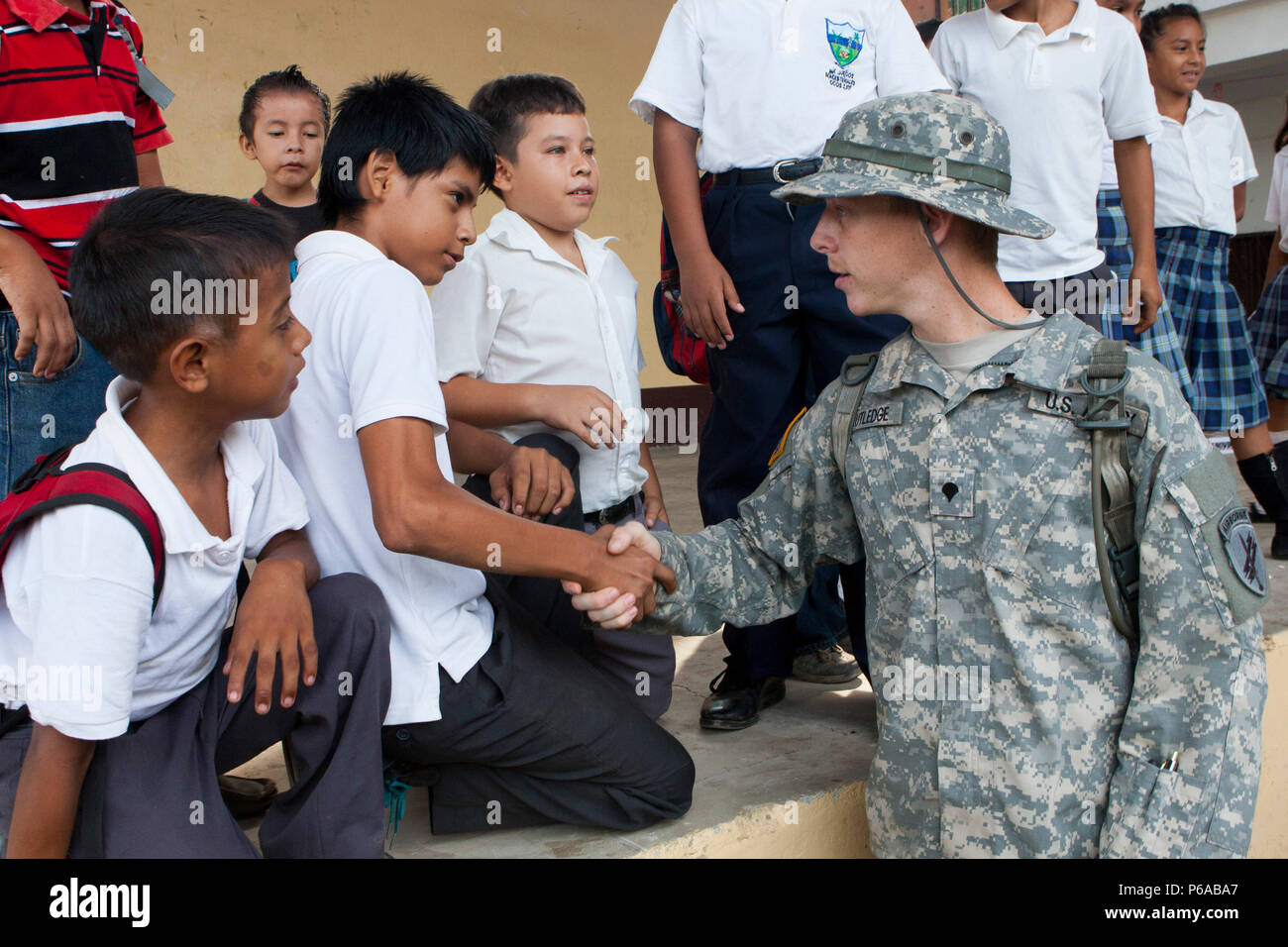 Stati Uniti Army Spc. Michael Rutledge, assegnato al 345 operazioni psicologiche Company, saluta i bambini durante una visita alla Escuela de San Marcos come parte di esercizio al di là dell'orizzonte 2016 in San Marcos, Guatemala, 31 maggio 2016. Al di là dell'orizzonte 2016 era un U.S. Comando sud-sponsorizzato, esercito sud-led esercizio progettata per fornire aiuti umanitari e i servizi di ingegneria per le comunità in stato di bisogno e dimostrare il supporto degli Stati Uniti per il Guatemala. (U.S. Foto dell'esercito mediante SPC Kristen Root) Foto Stock