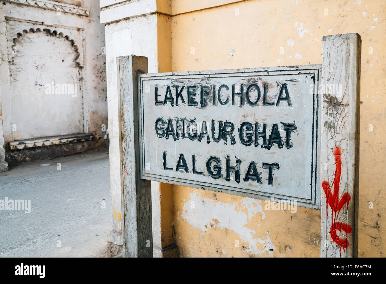 Lago Pichola, Gangaur Ghat, Lal Ghat sign in Udaipur, India Foto Stock