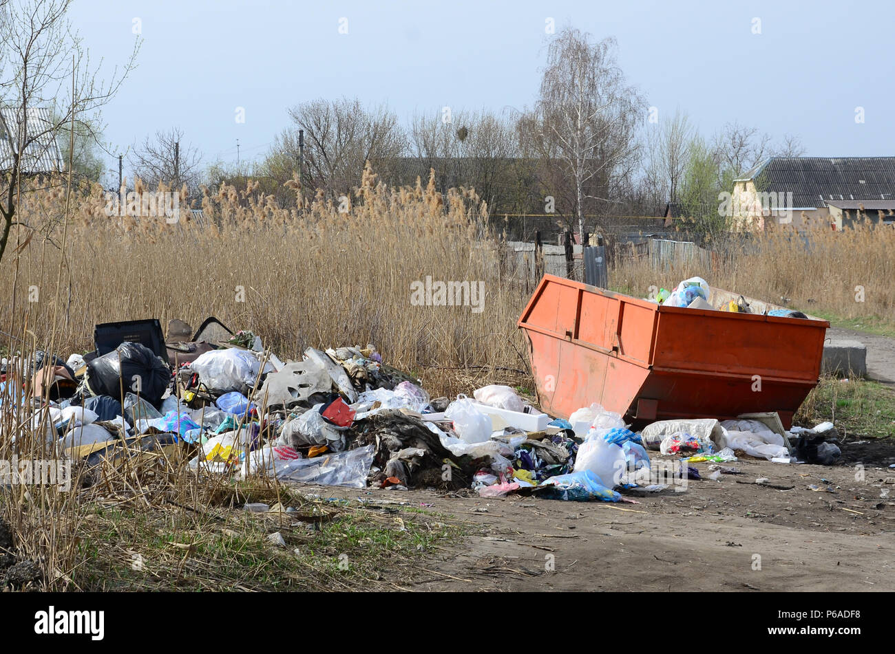 L'immondizia è imballato con rifiuti e rifiuti. Rimozione prematura di spazzatura in aree popolate . Foto Stock