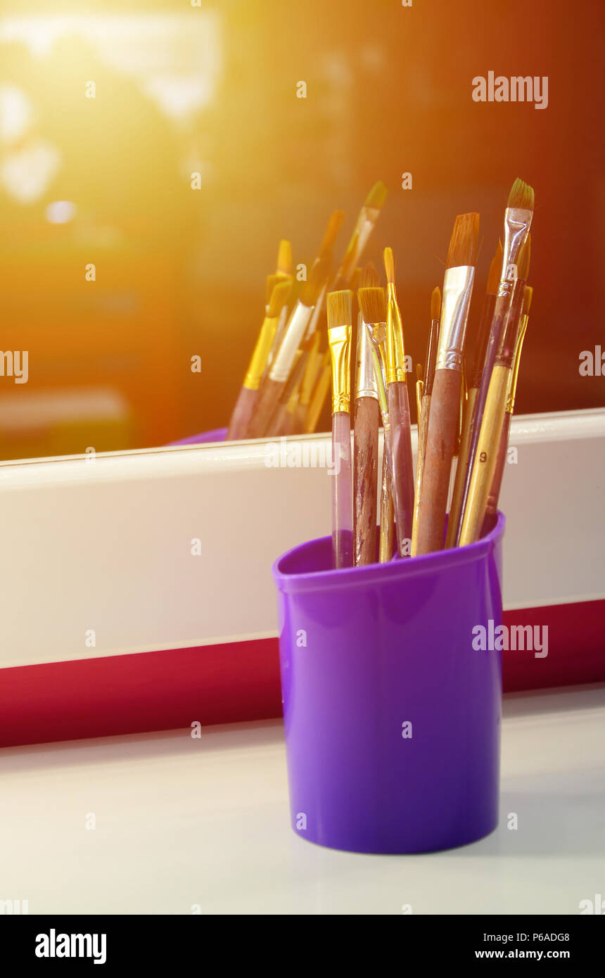 Arte pennelli per dipingere nel bicchiere sono situati nell'animazione  bambini hall a specchio Foto stock - Alamy