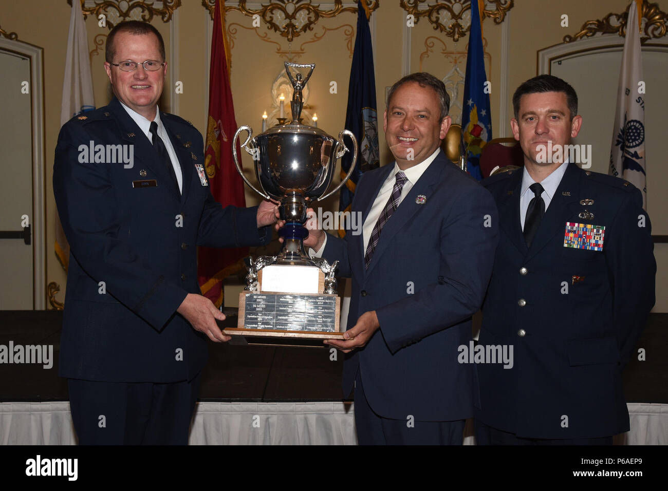 Lt. Col. James Dorn, 92Manutenzione aeromobili comandante dello squadrone e 1Lt. Dan Reed, 92AMXS manutenzione aeromobili gruppo dirigente, accettare l'Neal Fosseen Award da Spokane Mayor, David Condon, durante un evento della comunità di Maggio 19, 2016 a Spokane, Washington. Il 92AMXS ha vinto questo prestigioso premio per due anni di fila per migliaia di ore-uomo dedicata alla comunità di Spokane e la loro eccellenza globale nel servizio della comunità. Foto Stock