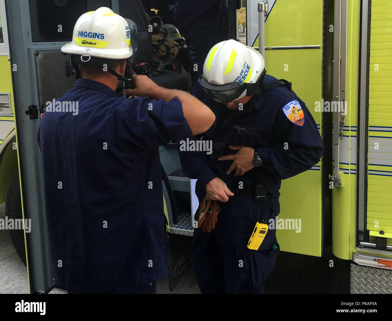 Ashland City fire il personale di soccorso ottenere la loro marcia su e prepararsi a partecipare in uno spazio confinato di salvataggio esercizio di formazione presso la diga Cheatham potente in Charlotte, Tennessee, il 24 maggio 2016. (USACE foto di Josh Lowery) Foto Stock