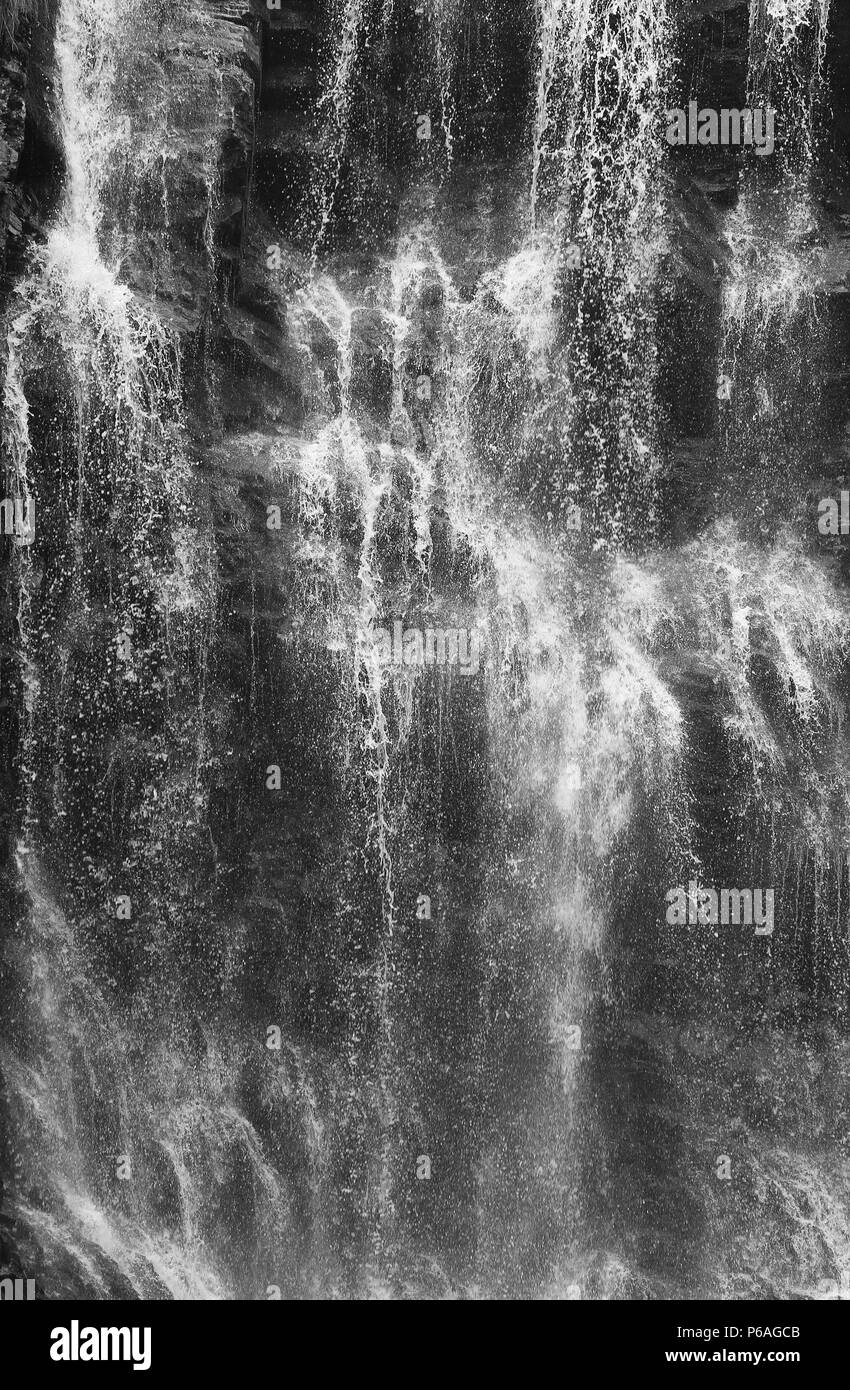 Foto di una bella cascata macro a Sochi Russia in estate Foto Stock