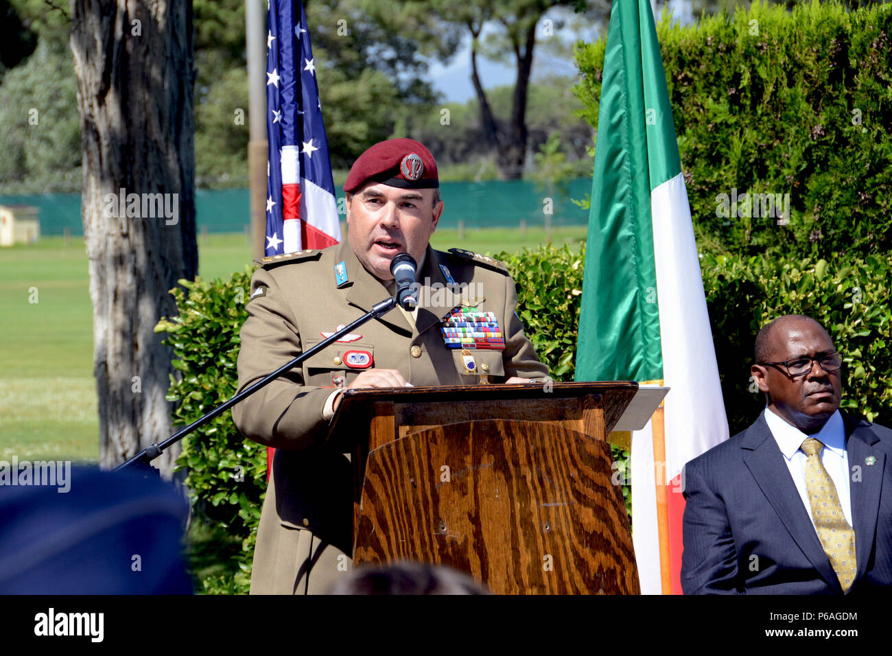 LTC. Renato Vaira Camp Darby Base Italiana Commander parla durante il giorno memoriale della cerimonia, a Camp Darby, Livorno, Italia, 30 maggio 2016. (Foto di Visual Information Specialist Elena Baladelli/rilasciato) Foto Stock