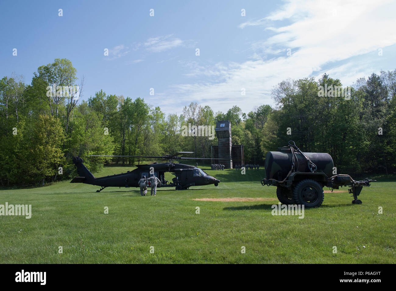 Stati Uniti Soldati di Charlie Company, 3° Battaglione, 126Reggimento di aviazione (Air Ambulance), Vermont Guardia nazionale, ritorno a bordo di un UH-60 Blackhawk a Camp Ethan Allen Sito di formazione, Gerico, Vt., 25 maggio 2016. I soldati stanno collaborando con il 186th brigata battaglione di supporto per mettere in pratica il sling-operazioni di carico durante il training annuale. (U.S. Air National Guard foto di Tech. Sgt. Sarah Mattison/rilasciato) Foto Stock