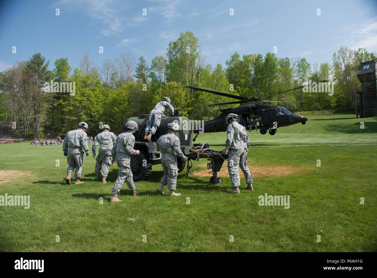 Stati Uniti Soldati provenienti da società Alfa, 186th brigata battaglione di supporto, Vermont Guardia nazionale, preparare un rimorchio di acqua per essere attaccato a un UH-60 Blackhawk, a Camp Ethan Allen Sito di formazione, Gerico, Vt., 25 maggio 2016. I soldati sono in conduzione sling-esercizi di carico al fine di diventare più dimestichezza con operazioni come parte della loro formazione annuale. (U.S. Air National Guard foto di Tech. Sgt. Sarah Mattison/rilasciato) Foto Stock