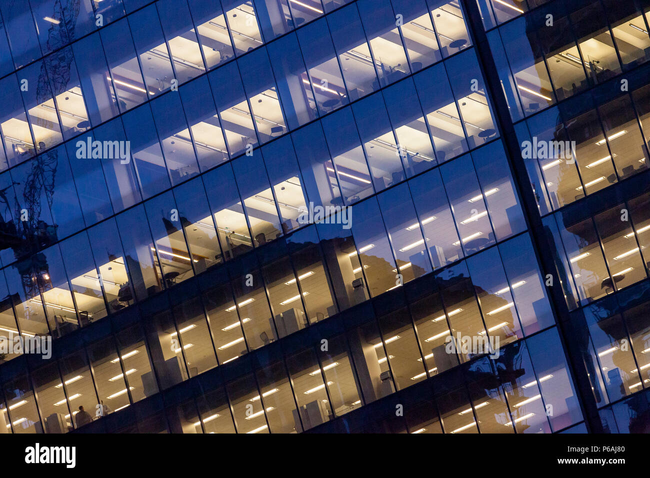 Closeup office windows con il tramonto riflesso. Foto Stock