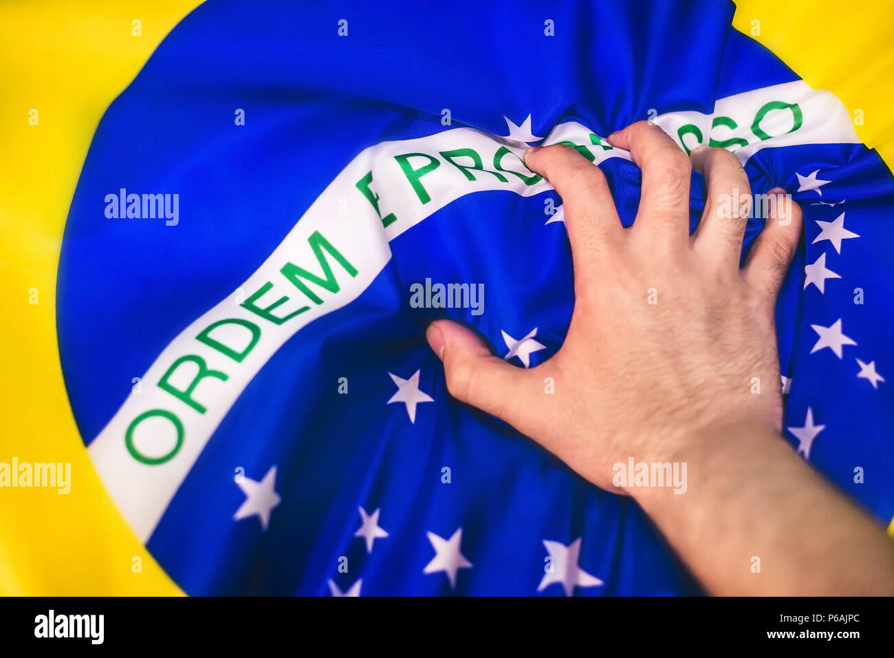 Questa immagine è una parte superiore di vista foto dalla bandiera brasiliana. Si tratta di un immagine con un sacco di movimento e rappresenta, l'onore, il patriottismo, di coraggio e di una SAN Foto Stock
