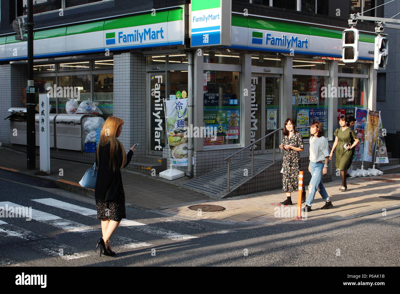 Un FamilyMart convenience store all'angolo di una strada in una zona collinare Kagurazaka area di Tokyo. (Giugno 2018) Foto Stock