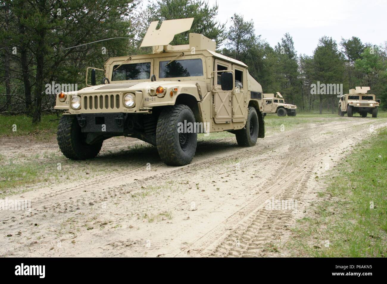 Soldati con la 432nd gli affari civili battaglione sede e sede della società Green Bay, Wisconsin, convoglio da una zona di formazione su maggio 27, 2016 a Fort McCoy, Wis. il battaglione di riserva stava conducendo addestramento annuale come parte di un lungo addestramento Combat tour presso l'installazione a fine maggio e inizio giugno 2016. (U.S. Foto dell'esercito da Scott T. Sturkol, Ufficio per gli affari pubblici, Fort McCoy, Wis.) Foto Stock