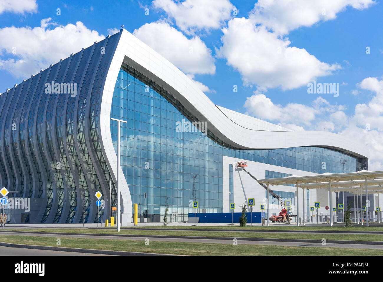 Simferopol, Crimea-maggio 22, 2018: aeroporto moderno su un cielo blu sullo sfondo Foto Stock