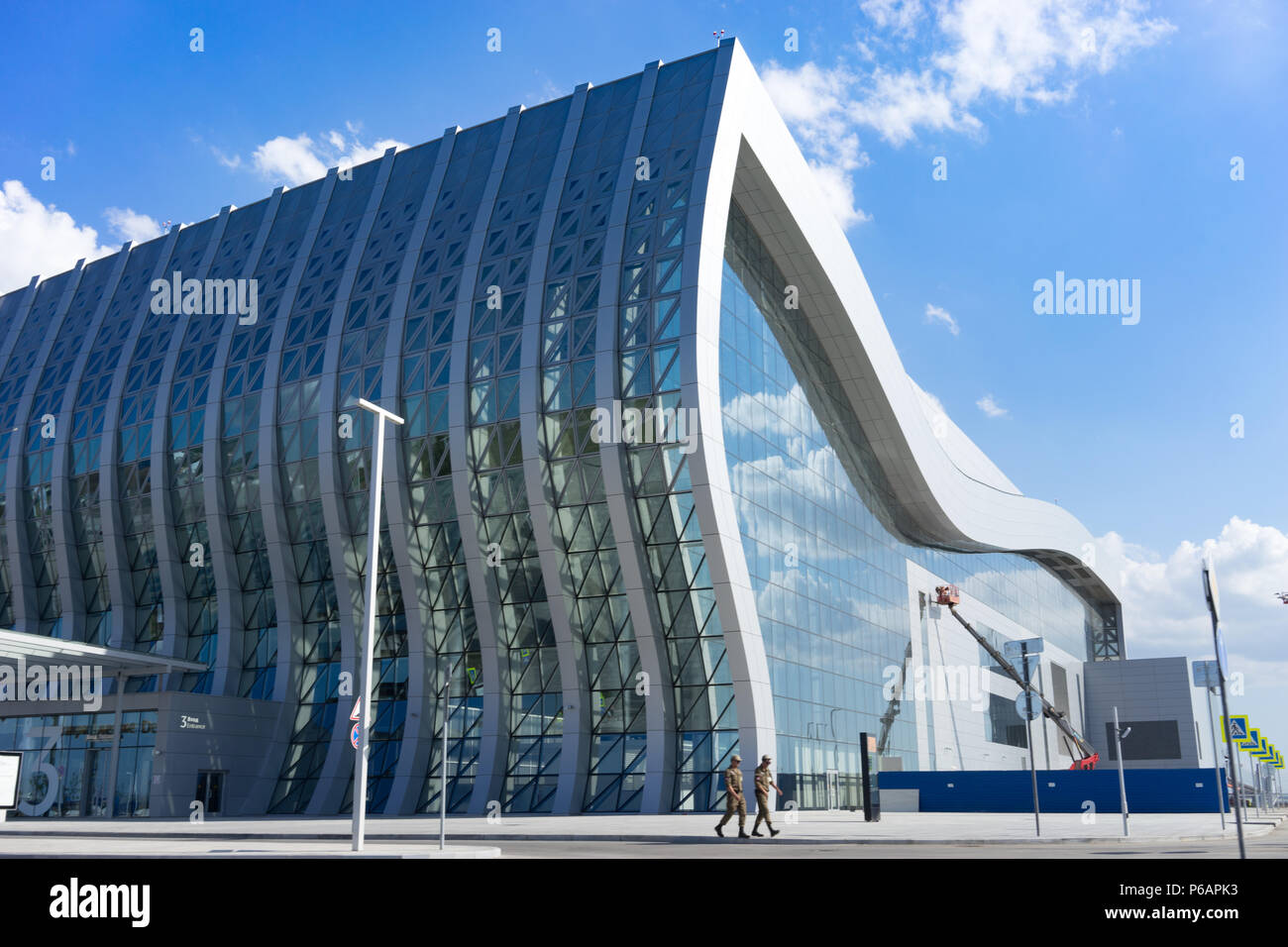 Simferopol, Crimea-maggio 22, 2018: aeroporto moderno su un cielo blu sullo sfondo Foto Stock