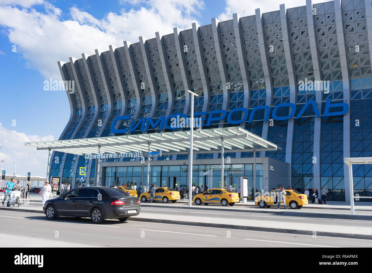 Simferopol, Crimea-maggio 22, 2018: le persone e le automobili all'entrata dell'aeroporto moderno edificio. Foto Stock