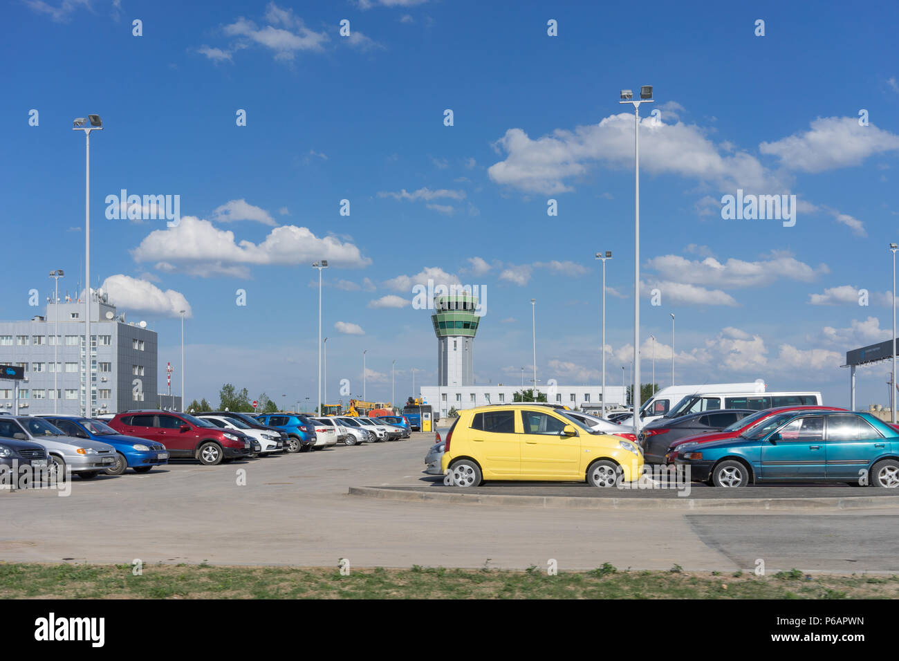 Simferopol, Crimea-maggio 22, 2018 il parcheggio presso l'aeroporto Foto Stock