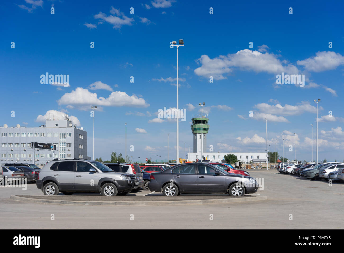 Simferopol, Crimea-maggio 22, 2018 il parcheggio presso l'aeroporto Foto Stock