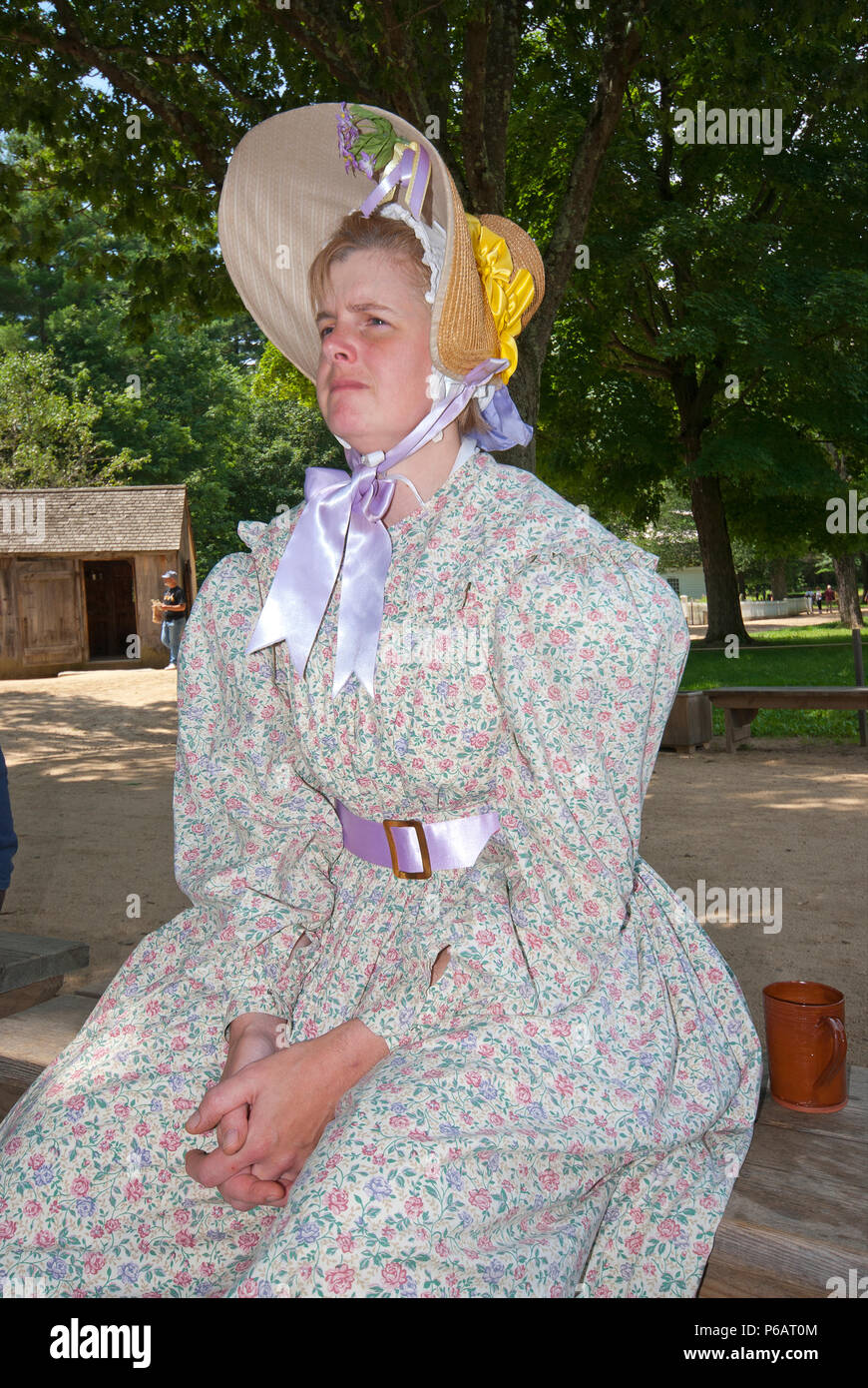 Donna in abito tradizionale (XIX secolo) presso Old Sturbridge Village, Sturbridge, Contea di Worcester, Massachusetts, STATI UNITI D'AMERICA Foto Stock