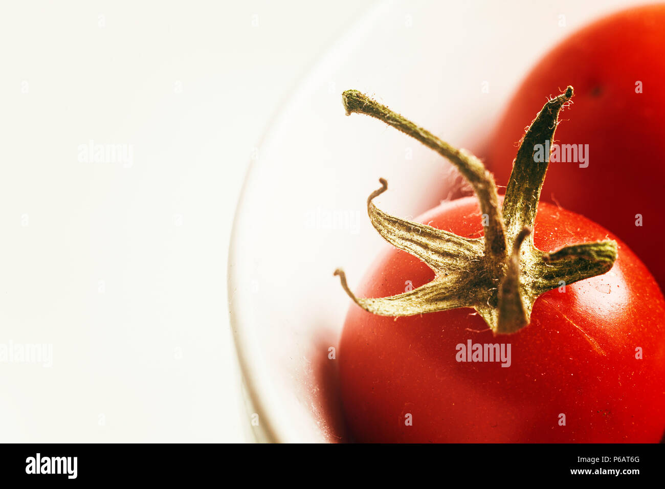 Dettagli di rosso pomodoro di piccole dimensioni, colori vivaci e texture closeup. Foto Stock