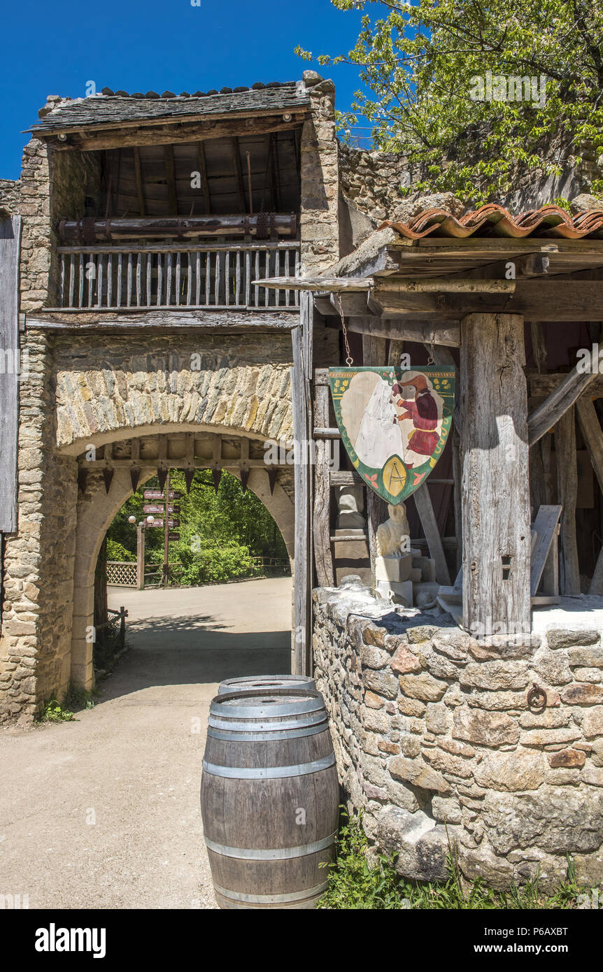 Francia, Vendee, Les Epesses, Puy du Fou theme park, città medievale Foto Stock